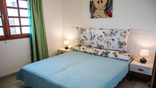 查德尔帕罗奥Casa CHARCO 5的一间卧室配有一张带蓝色床罩的床