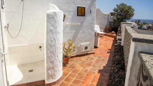 查德尔帕罗奥Casa CHARCO 5的带淋浴的浴室和瓷砖地板。