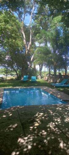 Shimweghe姆库库休养营地旅馆的树木繁茂的公园中央的游泳池