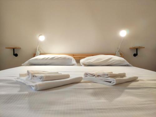 San VittorinoAirport Inn Preturo Affittacamere的床上有两双白色毛巾