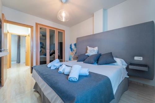 阿尔梅利马Apartamentos Moon Dreams Almerimar的一间卧室配有一张大床和蓝色枕头