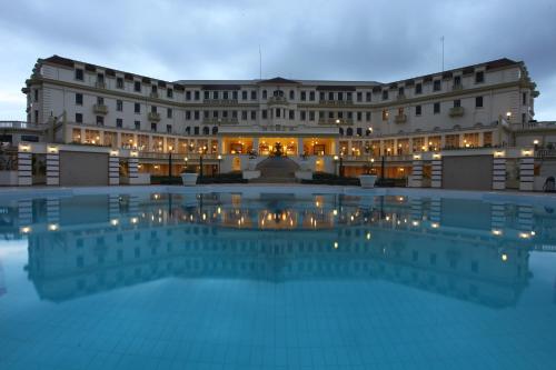 马普托波拉纳瑟利纳酒店的大楼前有游泳池的酒店