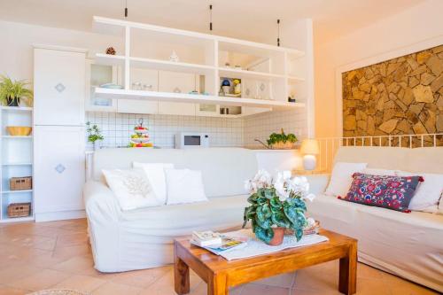 奇亚Villa Marysol的客厅配有白色的沙发和桌子