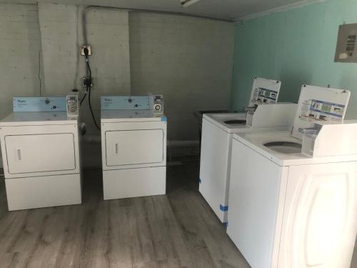 BaxleyPinelodge Motel的洗衣房配有3台洗衣机