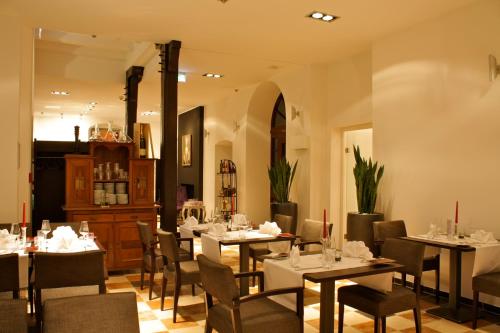布尔沙伊德古特兰沙伊德酒店的一间在房间内配有桌椅的餐厅