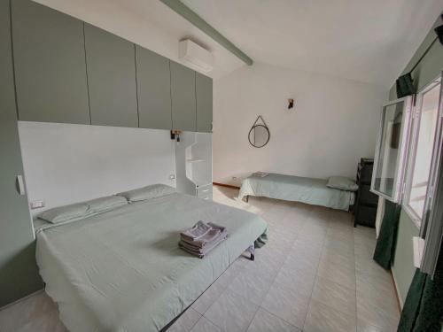 梅迪奇纳A casa di zio Tom的一间白色卧室,配有一张床,一间客房则配有一台电热器