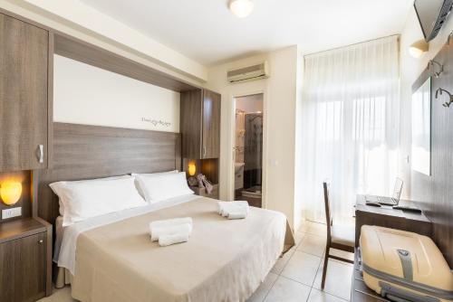 里乔内Hotel Edelweiss Riccione的一间卧室配有一张床、一张书桌和一台电视