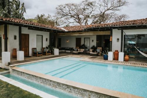 Villa Nomada内部或周边的泳池
