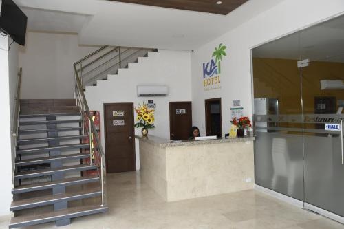 SoledadHotel Kai Soledad Atlántico的大堂设有楼梯和前台台