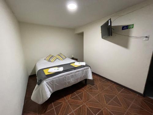 巴耶纳尔Hostal CECIL +的小房间设有床铺和电视