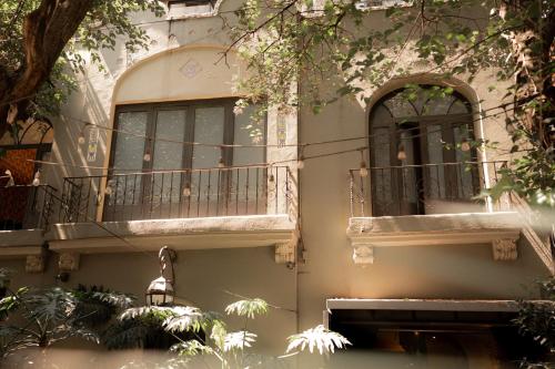 墨西哥城马纳克度假屋的一座带2扇窗户和阳台的建筑