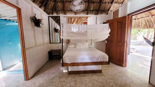 Isla Grande Eco-Hostal客房内的一张或多张床位