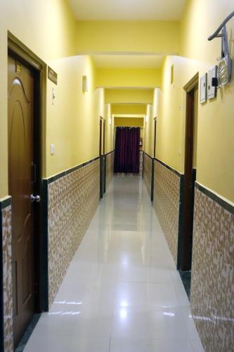 因帕尔THE HOTEL MILLENNIUM的医院的门廊和走廊
