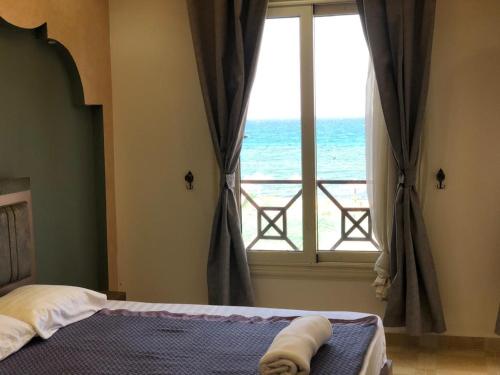 艾因苏赫纳New Panorama Sea View Villa Family的一间卧室设有海景窗户