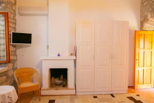 切什梅annemin harabesi otel的客厅设有壁炉和白色门。