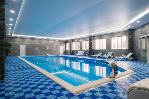 EkibastuzEl-Tau的蓝色瓷砖建筑中的一个大型游泳池