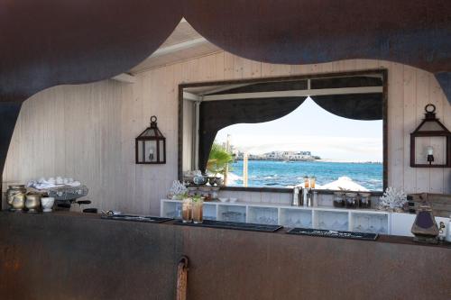 锡拉库扎穆夏拉锡拉库扎度假酒店的厨房设有海景窗户。