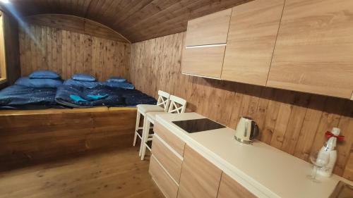 VěstoňoviceMaringotka/tiny house SEN VYSOČINA的一间带一张床的房间和一间带柜台的厨房