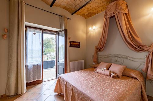 蒙塔尔奇诺Wine Resort Colsereno的一间卧室设有一张床和一个大窗户