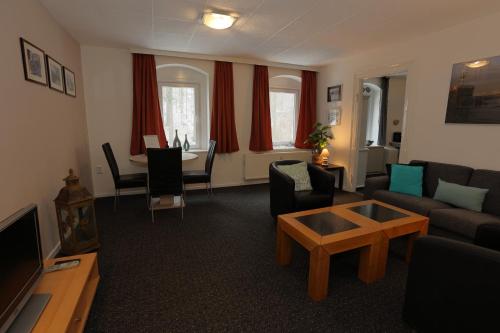 库罗阿尔滕堡Haus Stefanie Elvire的客厅配有沙发和桌子