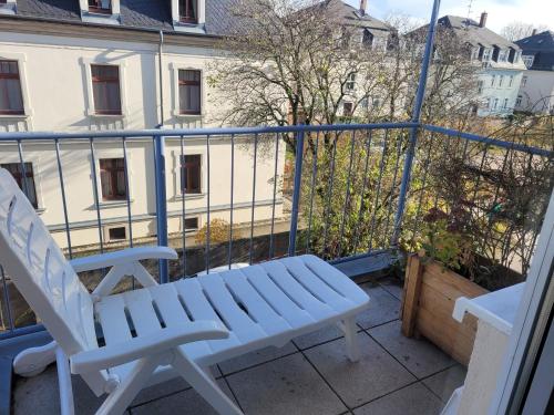 德累斯顿Mickten Hertz的阳台上的椅子