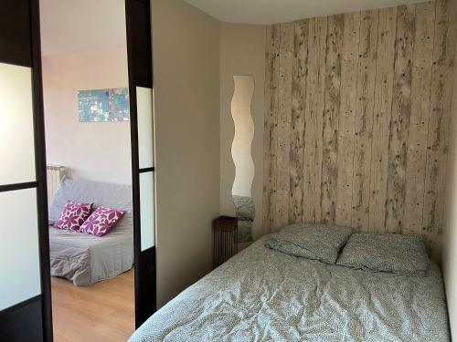 蒙彼利埃Appartement Circé - Montpellier Nord-Hopitaux-Facultés的一间小卧室,配有一张床和镜子