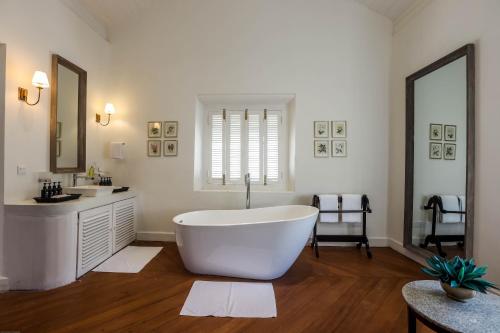 高尔Galle Fort Hotel的大型白色浴室设有浴缸和水槽
