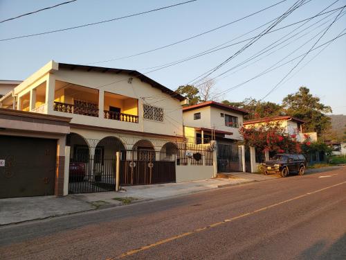 圣佩德罗苏拉Casa Altamira的街道边的白色房子