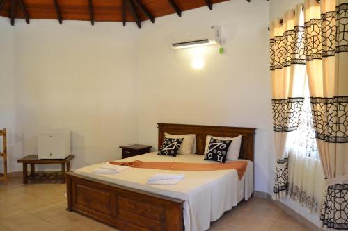 卡尔皮蒂耶Nirukthie Beach Resort & Restaurant的卧室配有一张床