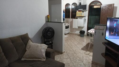 丰当Casa de praia P Grande的带沙发的客厅和厨房