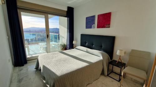 贝尼多姆Stunning sea views from a 2-bedroom apartment on the 26th floor的一间卧室设有一张床和一个大窗户