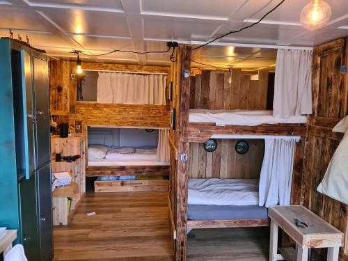 UrnäschBackpacker Bären的客房设有三张双层床和一张桌子。