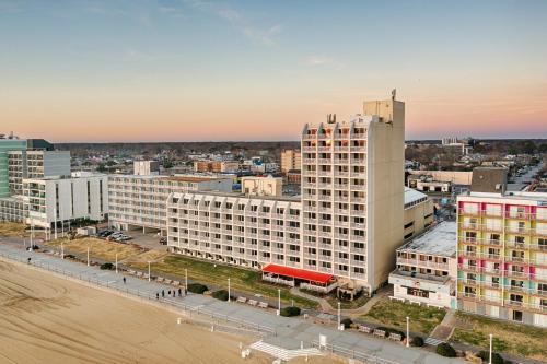 弗吉尼亚海滩Ocean Sands Resort by VSA Resorts的城市空中景观,高楼