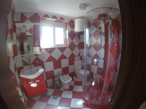 多布拉沃达Guest House del Mare的红色和白色的浴室设有淋浴和卫生间。