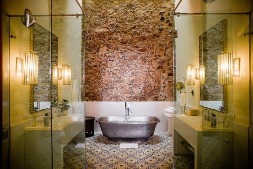 圣米格尔-德阿连德Hotel Casa Blanca 7的带浴缸和玻璃淋浴间的浴室。