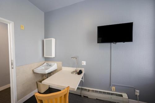 旧金山城市酒店的一间带水槽的浴室和墙上的电视