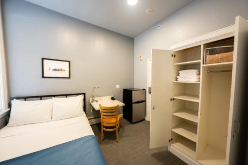 旧金山城市酒店的小房间设有一张床和一张书桌