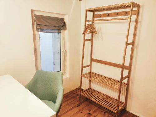 AuriolENTRE AIX ET MARSEILLE - Petite maison à Auriol的一间带椅子和一张双层床的房间