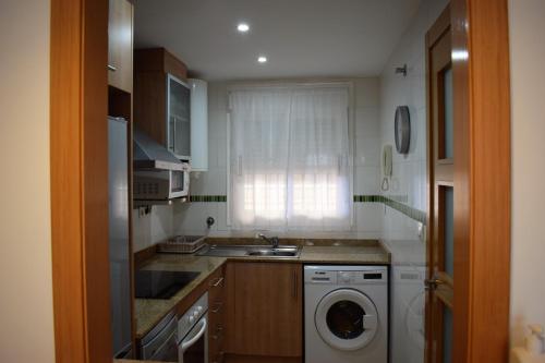 奥罗佩萨德尔马Valparaiso Marina Dór Planta 7的厨房配有水槽和洗衣机