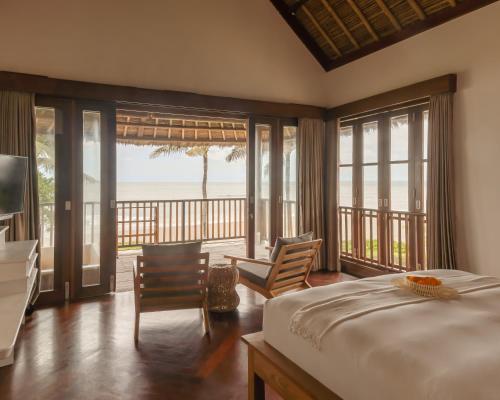坎古Sound of The Sea Villa的一间卧室配有一张床,享有海景