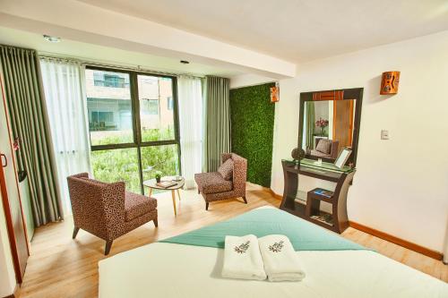 库斯科因迪坦普旅馆的酒店客房带一张床、一张桌子和椅子