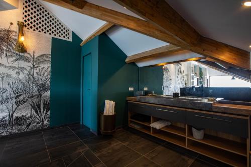 格兰德凯斯MOJITO的一间带水槽和蓝色墙壁的浴室