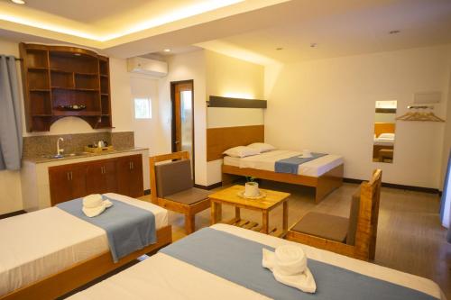 邦劳Siman Panglao的酒店客房带两张床和厨房