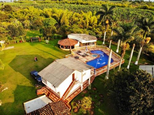 蒙特内哥罗Alojamiento Campestre Hawaii的享有带游泳池的房屋的空中景致