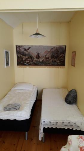 瓦尔考斯Studio mummola的墙上画画的房间里设有两张床