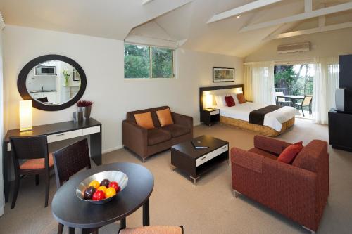 温特沃斯瀑布蓝山瀑布山庄酒店的酒店客房设有床和客厅。