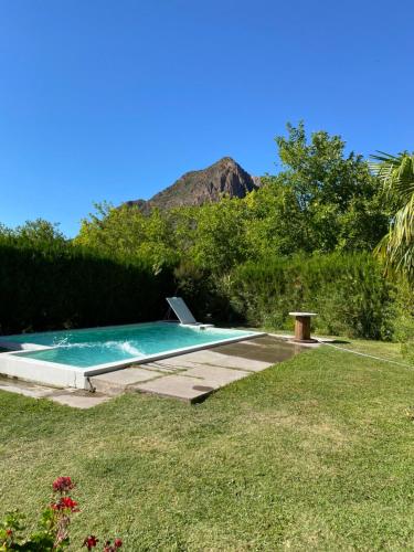 格兰德山谷Chalet Ágata的一座山地游泳池