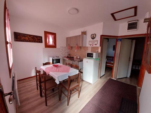 KalnaKuća Talija的厨房以及带桌椅的用餐室。