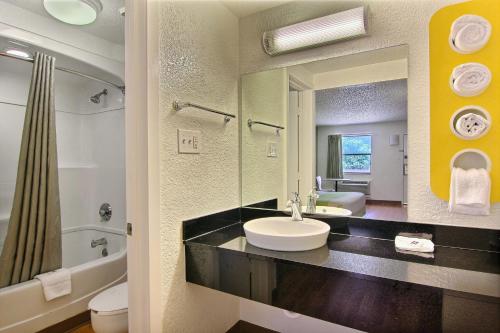 奥斯汀Motel 6 Austin, TX - Central Downtown UT的一间带水槽和大镜子的浴室