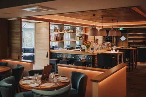 丹加斯特Hotel Graf Bentinck的一间带桌椅的餐厅和一间酒吧